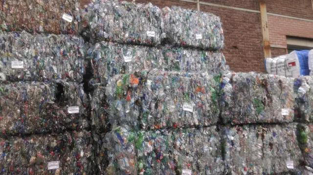 可回收垃圾｜欧洲某地大量塑料瓶回收线现场视频